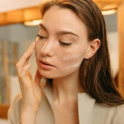 Noćni serumi su najbolji beauty saveznici jer obnavljaju i pomlađuju kožu dok spavamo