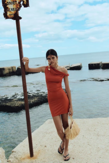 Haljine na jedno rame su opet IN i pravi chic komad