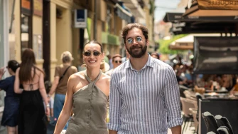 Par iz centra grada od glave do pete u najpoželjnijem materijalu ljeta