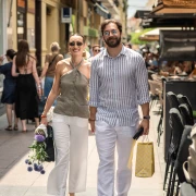 Modno usklađeni duo: Par iz centra grada od glave do pete u najpoželjnijem materijalu ljeta