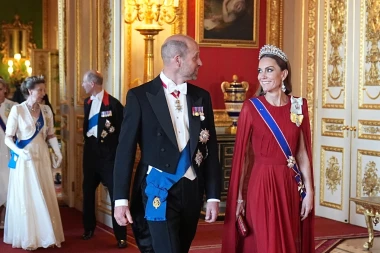 Brigitte Macron ili Kate Middleton? Koja dama bolje nosi haljinu s plaštom?