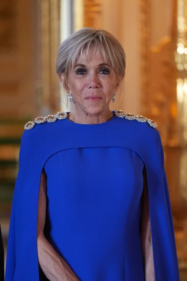 Brigitte Macron ili Kate Middleton? Koja dama bolje nosi haljinu s plaštom?