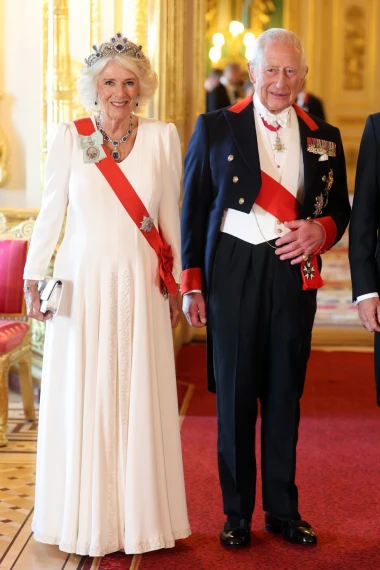 Brigitte Macron ili Kate Middleton? Koja dama bolje nosi haljinu s plaštom?