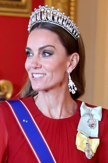 Brigitte Macron ili Kate Middleton? Koja dama bolje nosi haljinu s plaštom?