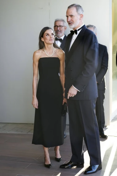 Kraljica Letizia u nepogrešivoj crnoj haljini za svaku prigodu i dob
