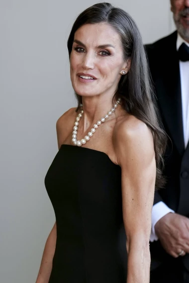 Kraljica Letizia u nepogrešivoj crnoj haljini za svaku prigodu i dob