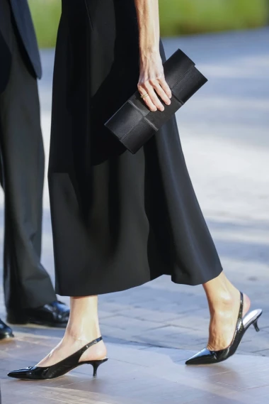 Kraljica Letizia u nepogrešivoj crnoj haljini za svaku prigodu i dob