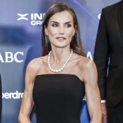 Kraljica Letizia u nepogrešivoj crnoj haljini za svaku prigodu i dob