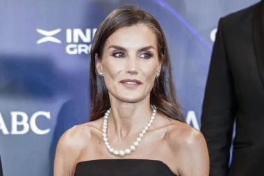 Kraljica Letizia u nepogrešivoj crnoj haljini za svaku prigodu i dob