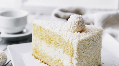 Raffaello torta bez pečenja &ndash; savr&scaron;ena ljetna slastica s kokosom i bijelom čokoladom