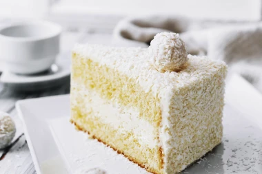 Raffaello torta bez pečenja – savršena ljetna slastica s kokosom i bijelom čokoladom