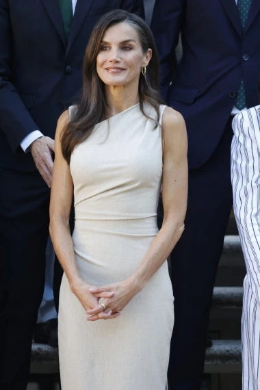 Kraljica Letizia u haljini od 20-ak eura iz omiljenog high street brenda i udobnim špagericama