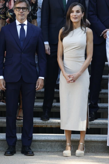 Kraljica Letizia u haljini od 20-ak eura iz omiljenog high street brenda i udobnim špagericama