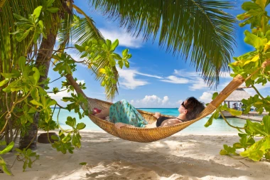 Kupite sve što vam treba za odlazak na plažu, a dm će vam pokloniti savršenu torbu - za plažu!
