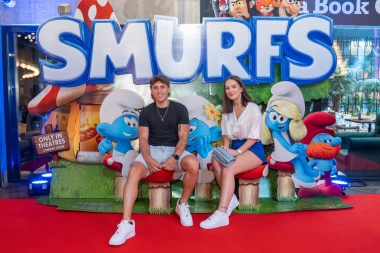 Maja Šuput u zagrljaju svojih najmlađih fanova na premijeri 'Štrumpfovi film'