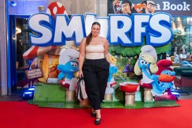 Maja Šuput u zagrljaju svojih najmlađih fanova na premijeri 'Štrumpfovi film'
