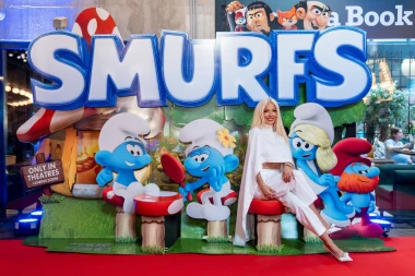 Maja Šuput u zagrljaju svojih najmlađih fanova na premijeri 'Štrumpfovi film'