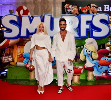 Maja Šuput u zagrljaju svojih najmlađih fanova na premijeri 'Štrumpfovi film'