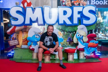 Maja Šuput u zagrljaju svojih najmlađih fanova na premijeri 'Štrumpfovi film'