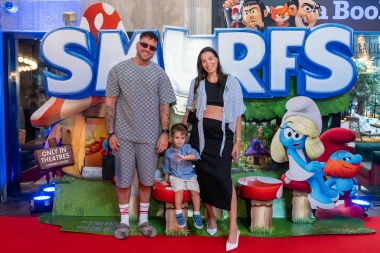 Maja Šuput u zagrljaju svojih najmlađih fanova na premijeri 'Štrumpfovi film'