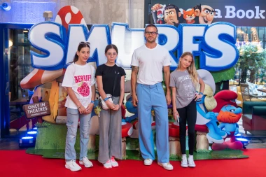 Maja Šuput u zagrljaju svojih najmlađih fanova na premijeri 'Štrumpfovi film'