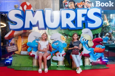 Maja Šuput u zagrljaju svojih najmlađih fanova na premijeri 'Štrumpfovi film'