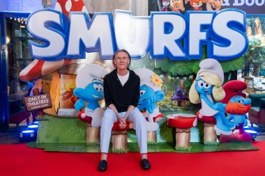 Maja Šuput u zagrljaju svojih najmlađih fanova na premijeri 'Štrumpfovi film'