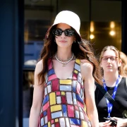 Anne Hathaway ponovno u staroj ulozi, pojavila se u čudnoj haljini i šeširiću na snimanju