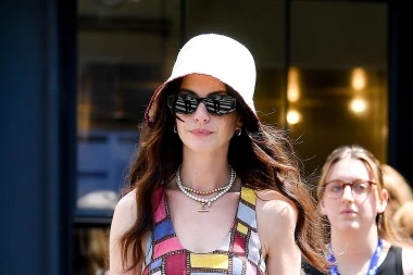 Anne Hathaway ponovno u staroj ulozi, pojavila se u čudnoj haljini i šeširiću na snimanju