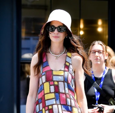 Anne Hathaway ponovno u staroj ulozi, pojavila se u čudnoj haljini i šeširiću na snimanju