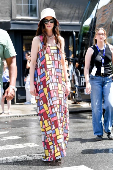 Anne Hathaway ponovno u staroj ulozi, pojavila se u čudnoj haljini i šeširiću na snimanju