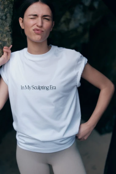 Majice s natpisima su opet IN: Nose ih Zendaya, Selena i sve cool cure