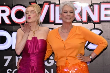 Jamie Lee Curtis hrabro kombinira boje – Barbie odijelo i narančasta suknja pun su pogodak
