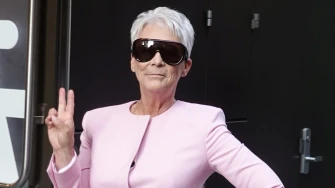 Jamie Lee Curtis hrabro kombinira boje – Barbie odijelo i narančasta suknja pun su pogodak