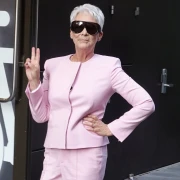 Jamie Lee Curtis hrabro kombinira boje – Barbie odijelo i narančasta suknja pun su pogodak