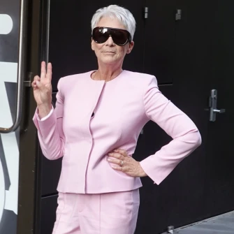 Jamie Lee Curtis hrabro kombinira boje – Barbie odijelo i narančasta suknja pun su pogodak