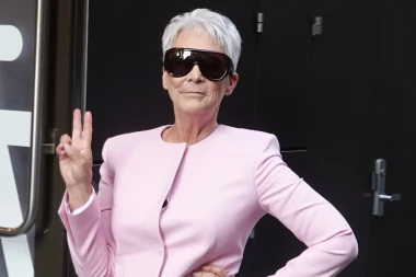 Jamie Lee Curtis hrabro kombinira boje – Barbie odijelo i narančasta suknja pun su pogodak