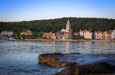 Zlarin je otok koralja, tišine i kristalnog mora koji morate posjetiti