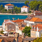 Zlarin je otok koralja, tišine i kristalnog mora koji morate posjetiti