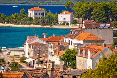 Zlarin je otok koralja, tišine i kristalnog mora koji morate posjetiti