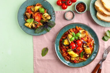 Jednostavan ljetni recept: Umak od sezonskog povrća koji ide baš u sve