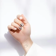 Kratki nokti nikad nisu bili privlačniji – minimalistički beauty trend koji obožavamo