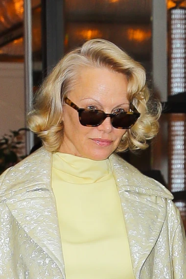 Pamela Anderson u retro najlonkama i jednostavnim sandalama iznenadila modni svijet