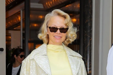 Pamela Anderson u retro najlonkama i jednostavnim sandalama iznenadila modni svijet