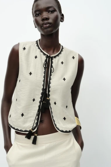 Prsluci su must-have: Chic komad koji podiže svaki outfit
