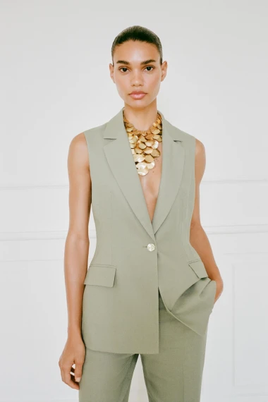 Prsluci su must-have: Chic komad koji podiže svaki outfit