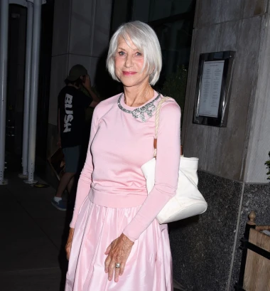 Ružičasta suknja ili bijele elegantne hlače? Ne znamo što Helen Mirren bolje nosi