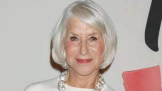 Ružičasta suknja ili bijele elegantne hlače? Ne znamo što Helen Mirren bolje nosi