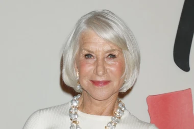 Ružičasta suknja ili bijele elegantne hlače? Ne znamo što Helen Mirren bolje nosi