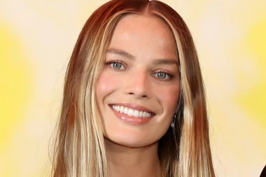 Još ljepša u ulozi majke: Margot Robbie pokazala zašto je mala crna haljina bezvremenski klasik